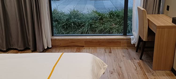 环湖假日酒店(南京火车站玄武湖店)图片