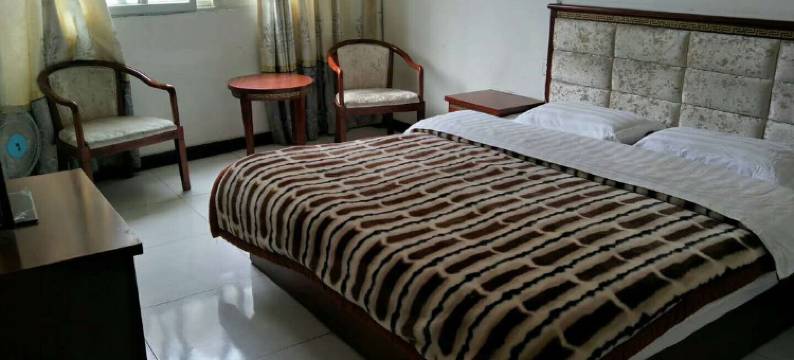 泸定绿草地宾馆图片