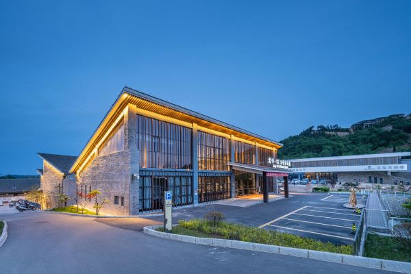 8音乐酒店位于风景秀丽的洛南音乐小镇,总建筑面积1.