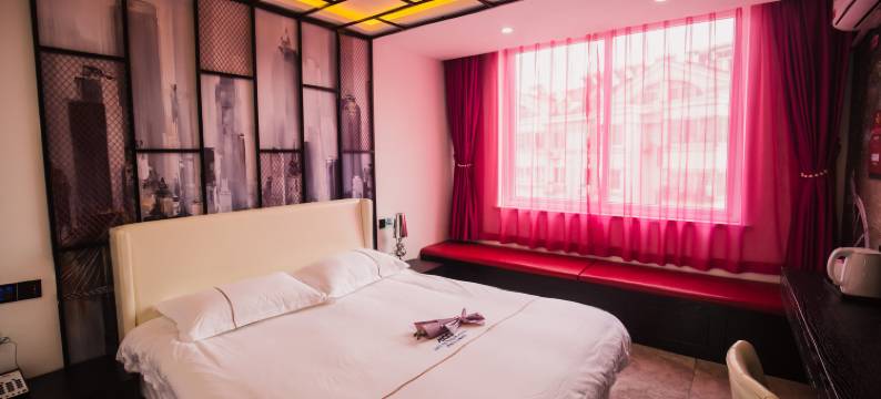 爱客100主题酒店(李村地铁站万达广场店)图片