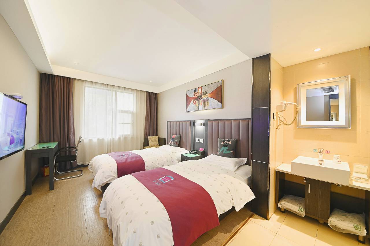 湃酒店(信阳火车站南虹广场店)