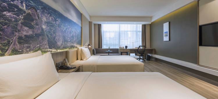 南宁青秀南湖地铁站亚朵酒店图片