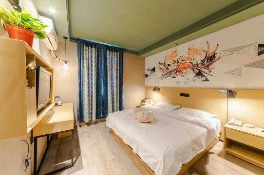 尚景商务酒店(沙口路地铁站郑州记忆油画厂创意园店)