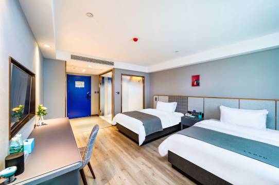 兰欧尚品酒店(武汉武胜路凯德广场地铁站店)