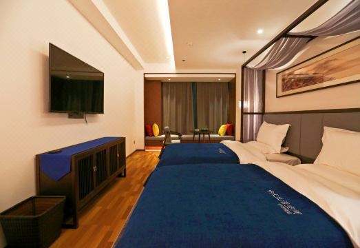 QIANNA HOTEL (Gongyi Huaxi Square)Hotel Overview