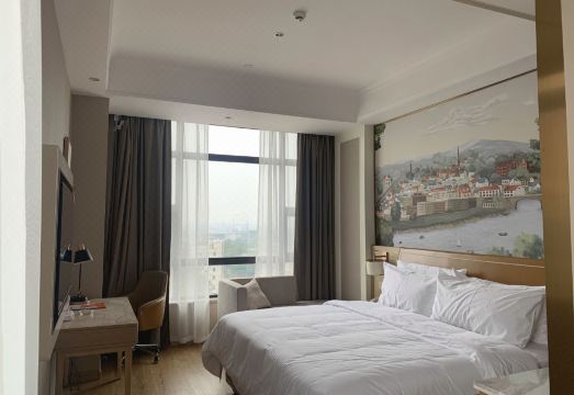 Vienna Hotel 5.0 Huazhou North ShoreHotel Overview