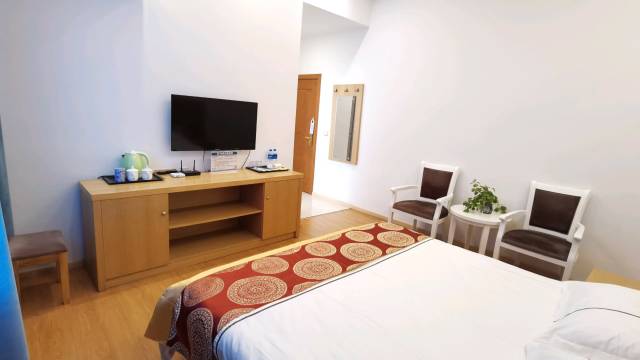 姚安易引生宾馆