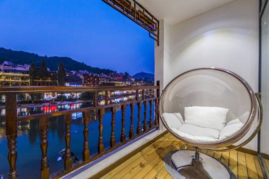 凤凰一舍花开轻奢江景民宿(凤凰古城店)