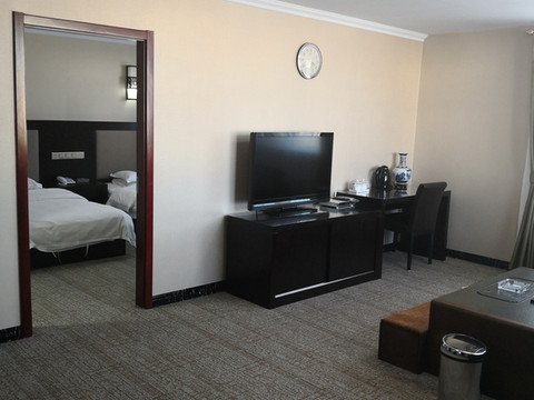 化德假日商务宾馆