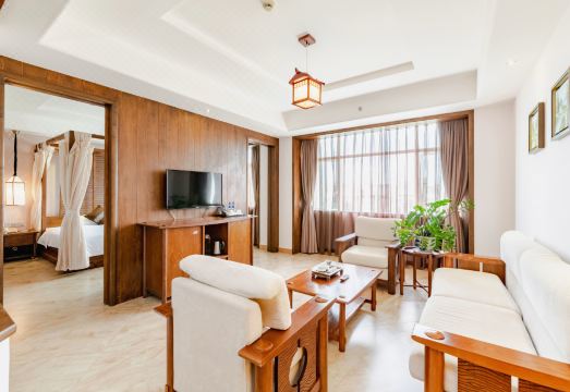 Four Seasons Spring Hotel (Qionghai City Center High-Speed Railway Station Branch) Hotel Overview