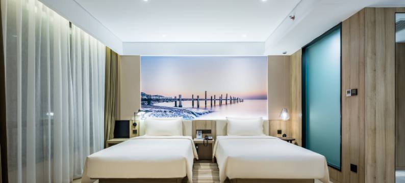 青岛福州路樱花小镇亚朵酒店图片