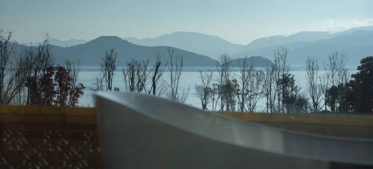泸沽湖泊岸度假半山湖景酒店图片