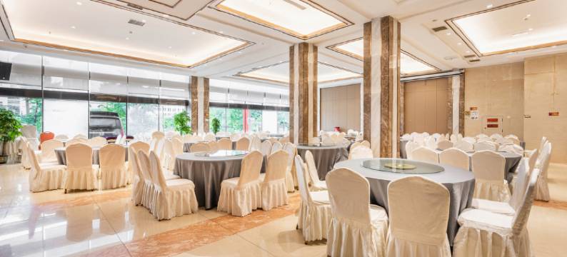 贵阳皇朝国际大酒店(观山湖公园观山西路地铁站店)图片