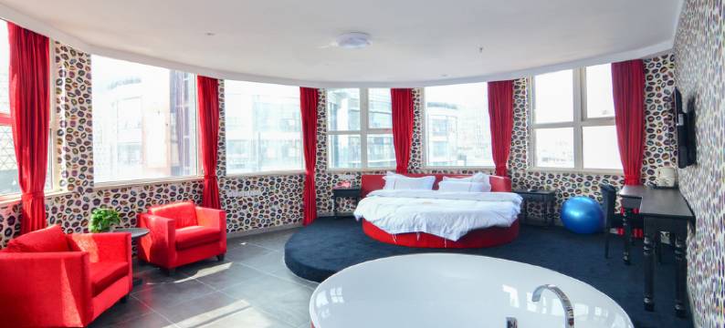 爱客100主题酒店(青岛李村步行街李村地铁站店)图片