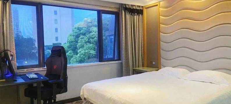 上海怡卿主题酒店(华鹏路地铁站店)图片