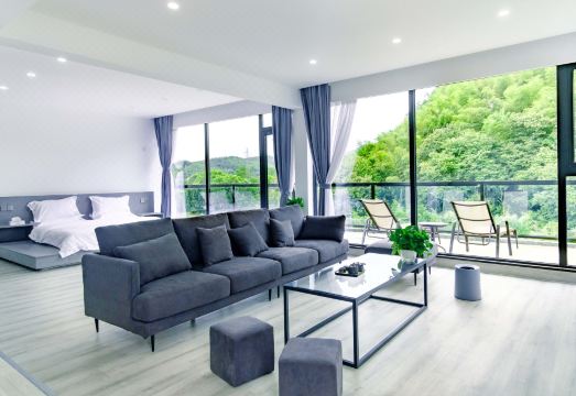 E CHI HOMESTAY Hotel Overview