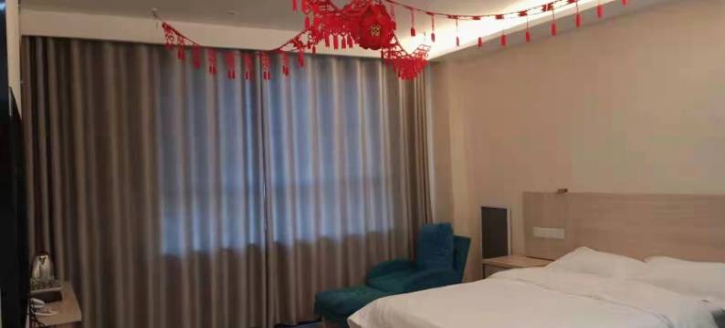 伊宁鸿鹄主题酒店图片