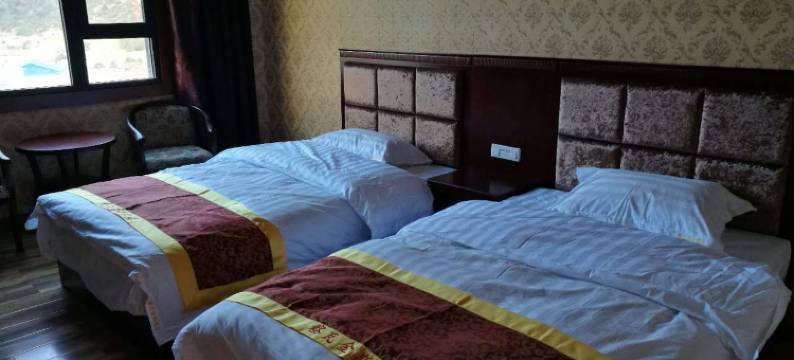 左贡察瓦藏东大酒店图片