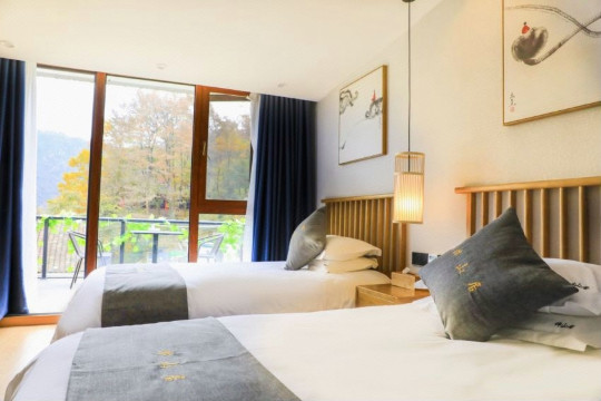 Jiuhuashan Banshanju Guesthouse Over view