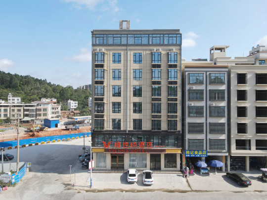 Vienna Hotel (Huazhou Lvjing International)Over view