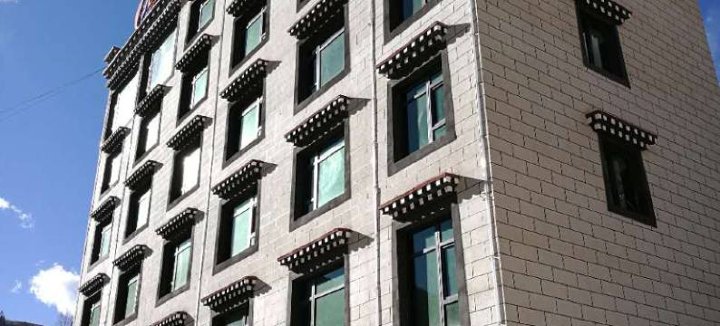 左贡察瓦藏东大酒店图片