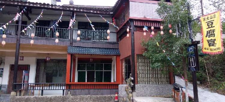 溪畔农夫山居图片