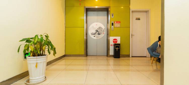 云枕酒店(重庆上清寺牛角沱轻轨站店)图片