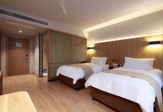 Nanjing Grand Yiju Hotel (Xinjiekou) Hotel Overview