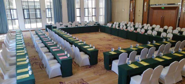 陆良弘悦湖大酒店图片