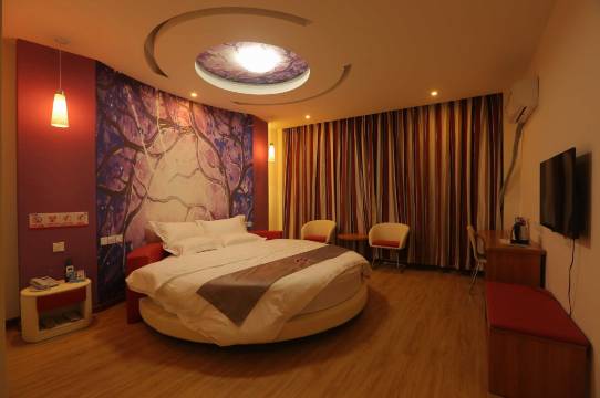 华苑轻舍酒店(沈丘东关汽车站店)