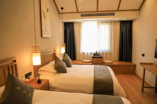 Jiuhuashan Banshanju Guesthouse Over view