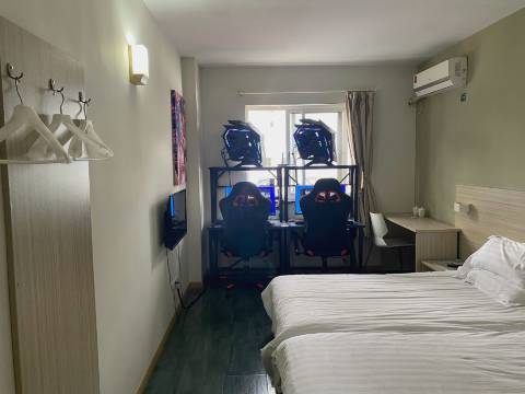 亚信电竞民宿(上海火车站店)