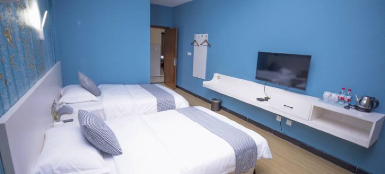 锦辉商务酒店(弥勒湖泉生态园巨人世纪广场店)图片