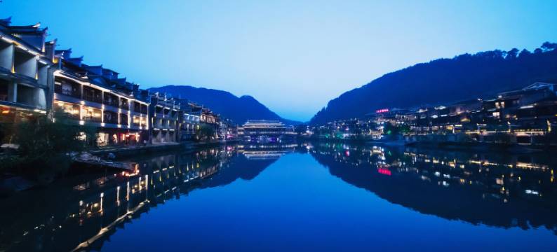 山谷花间.人文美学设计师观沱江夜景民宿(凤凰古城店)图片