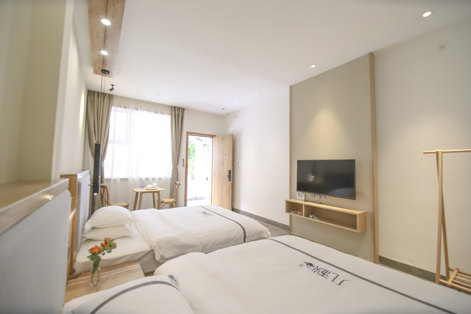 autumn inn Over view