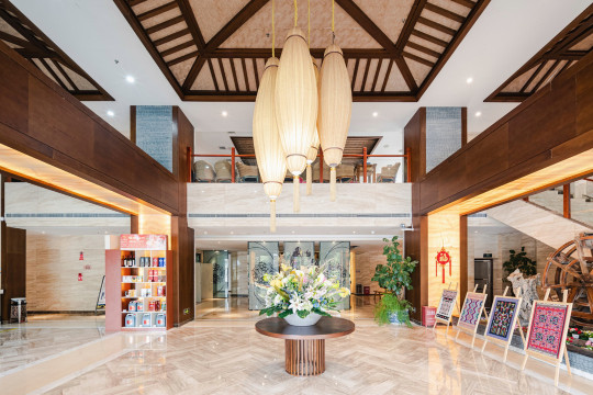 Rongting Holiday Inn LuopingHotel Overview