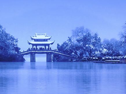 Snow falls on West Lake, as Broken Bridge and willow catkins paint an elegant winter scene.