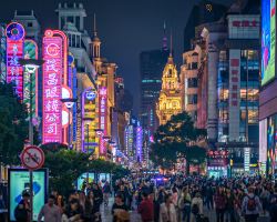 Immersive performing arts market returns to Nanjing Road Pedestrian Street