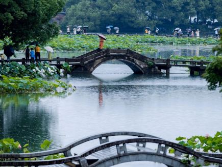 New Beishan Street shuttle debuts in Hangzhou