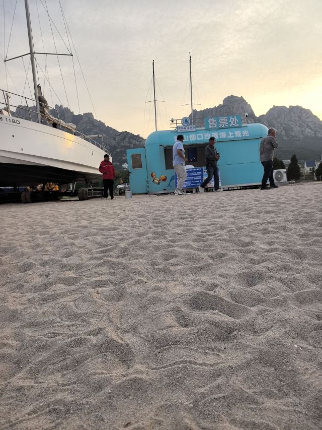 崂山仰口沙滩海上观光旅行图片