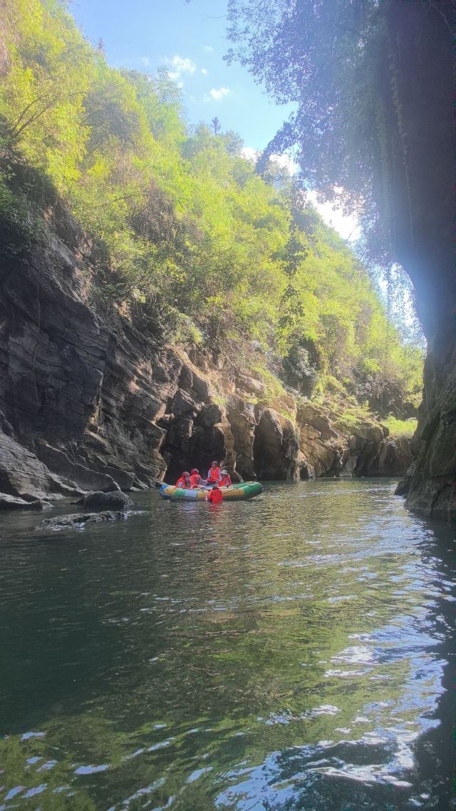 西门峡漂流旅行图片 1