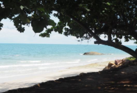 Rat Chakarun Beach景点图片