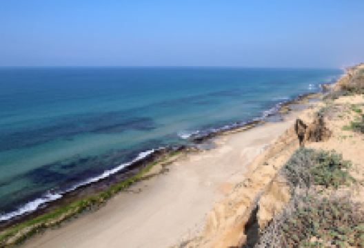 Arsof Cliffs景点图片