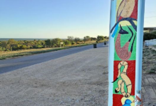 Tiddy Widdy Beach Stobie Pole Art Trail景点图片