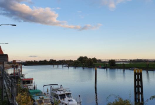 Flötistin und Bassistskulptur景点图片