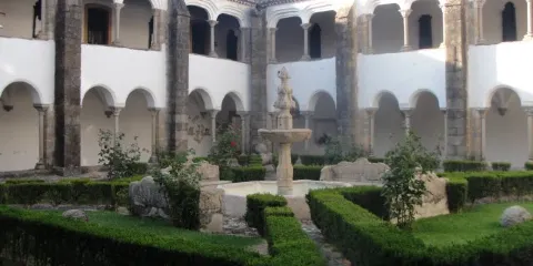 Claustros existentes no convento anexo a Igreja de Sao Bernardo