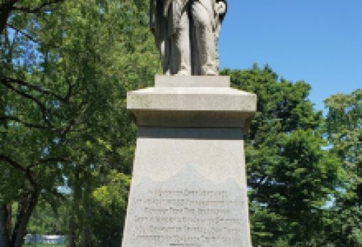 Chief Menominee Monument景点图片
