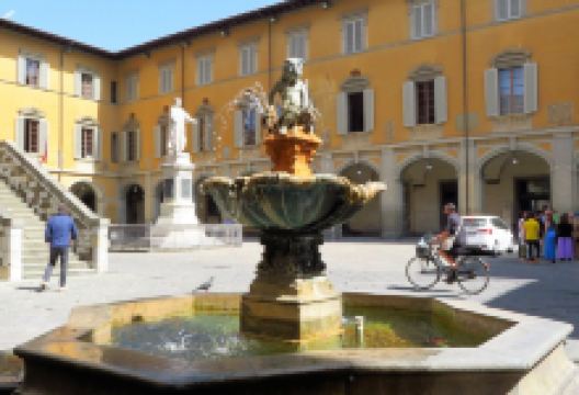 酒神喷泉景点图片