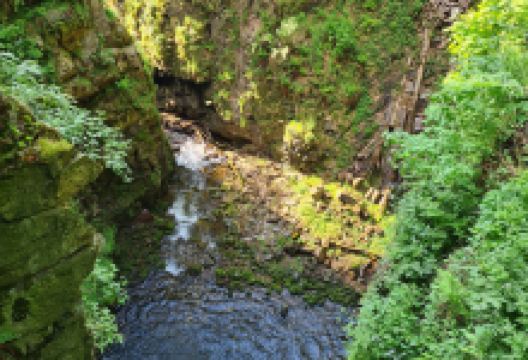 Wilczki Waterfall景点图片