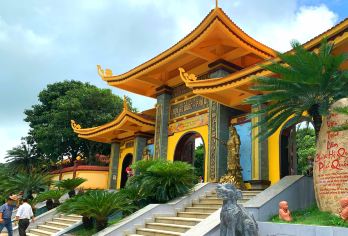 富国岛珍珠养殖场+富国监狱+护国寺+涵宁渔村一日游【南部】【在 6 小时的冒险之旅中参观富国岛的标志性景点，并提供酒店接送服务】